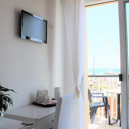 מלון דירות Fiorella 3*